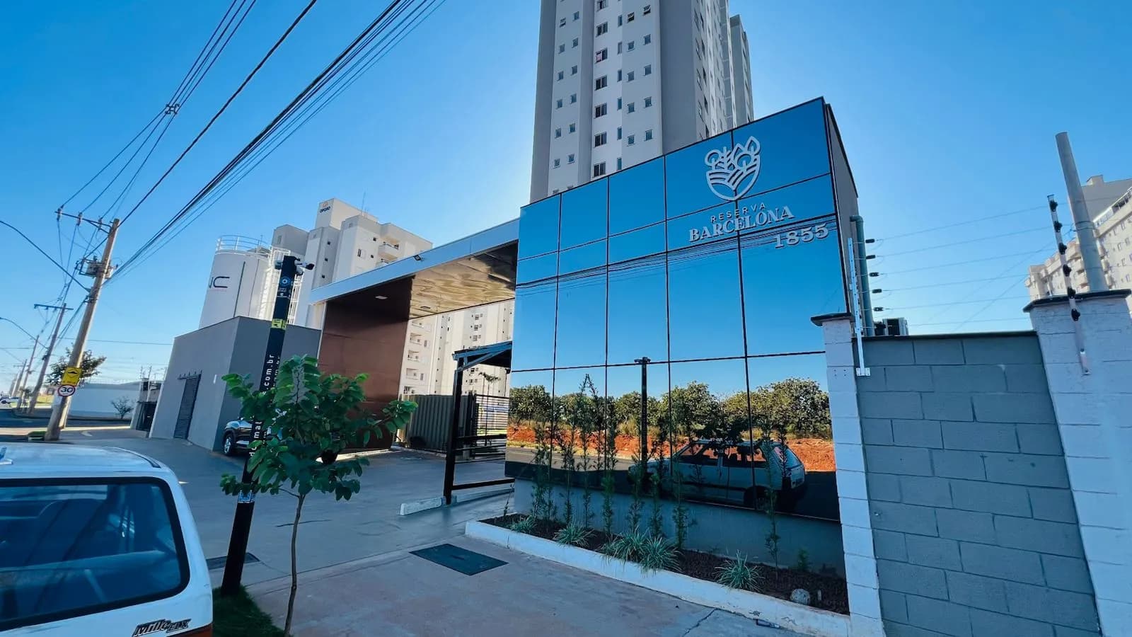 Apartamento 2/4 com suíte e sacada próximo ao Parque Una — foto 1 de 10
