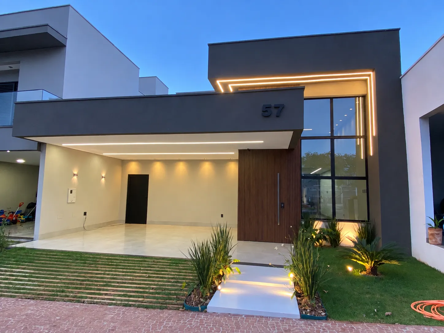 Casa de Alto Padrão com 3 Suítes e Piscina Aquecida no Condomínio Raros Umuarama — foto 1 de 10